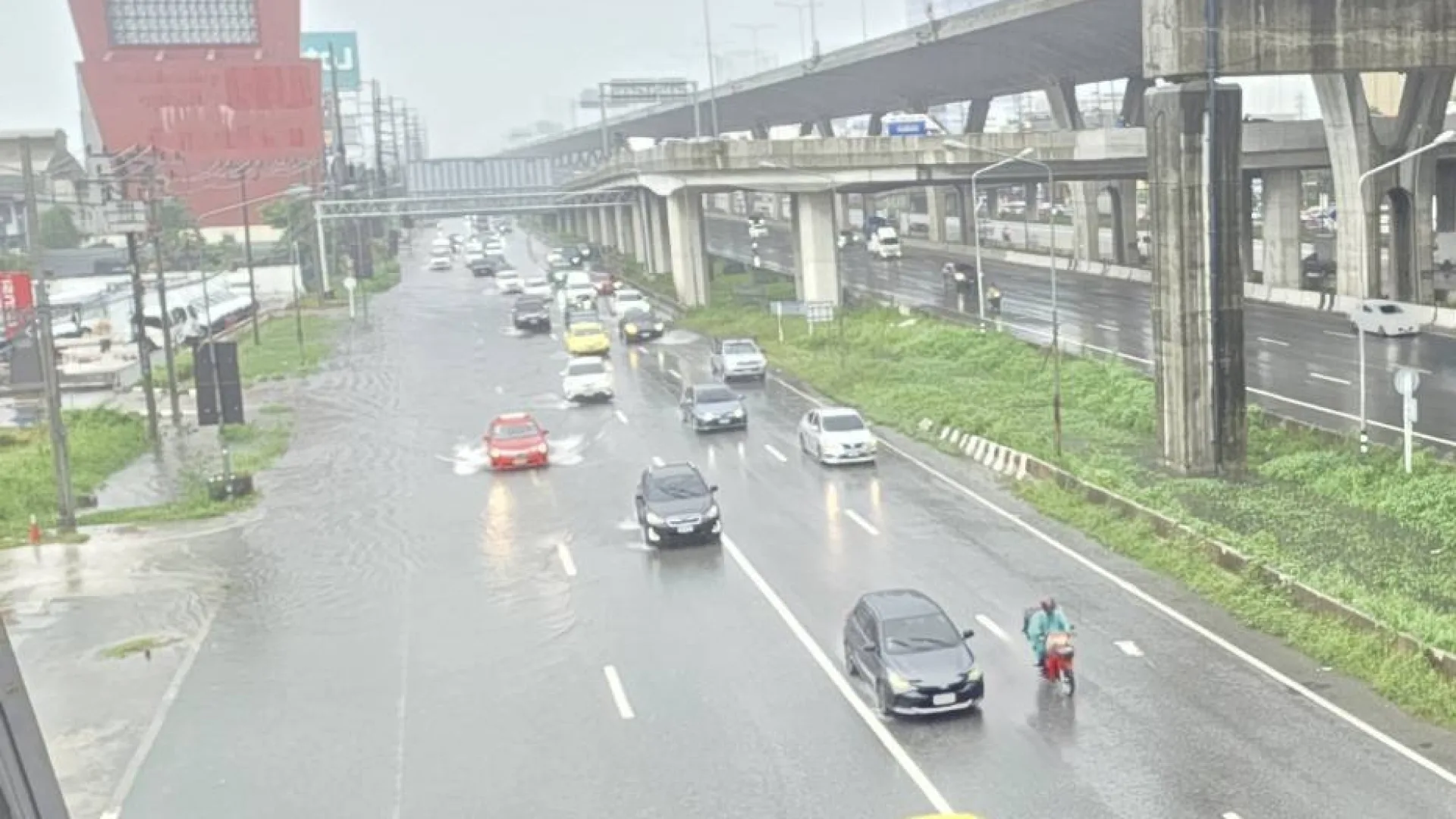 ผู้ว่าราชการกรุงเทพมหานครเร่งระบายน้ำรับมือฝนตกหนักทั่วเมือง