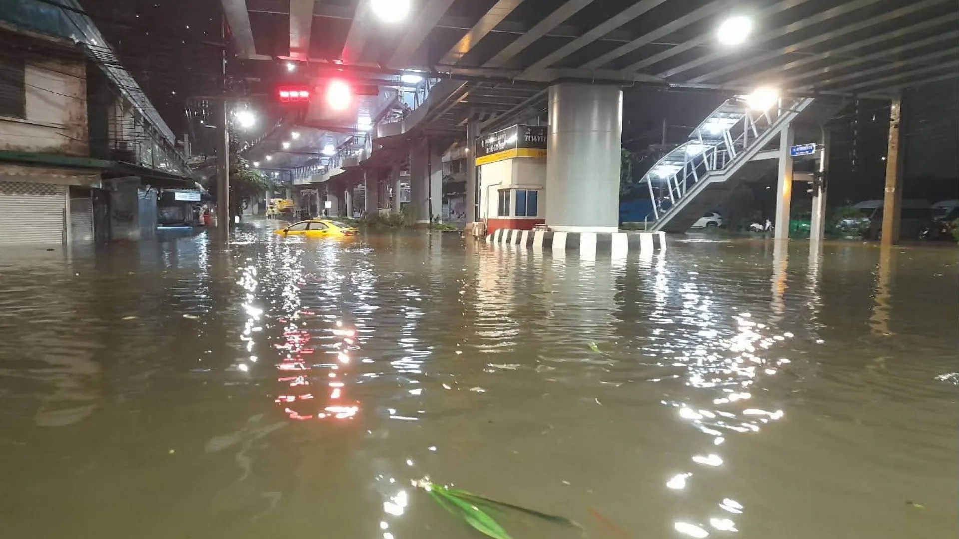 กทมประกาศแจ้งเตือนน้ำท่วมสูงสั่งห้ามรถเล็กสัญจรผ่านหลายเส้นทาง