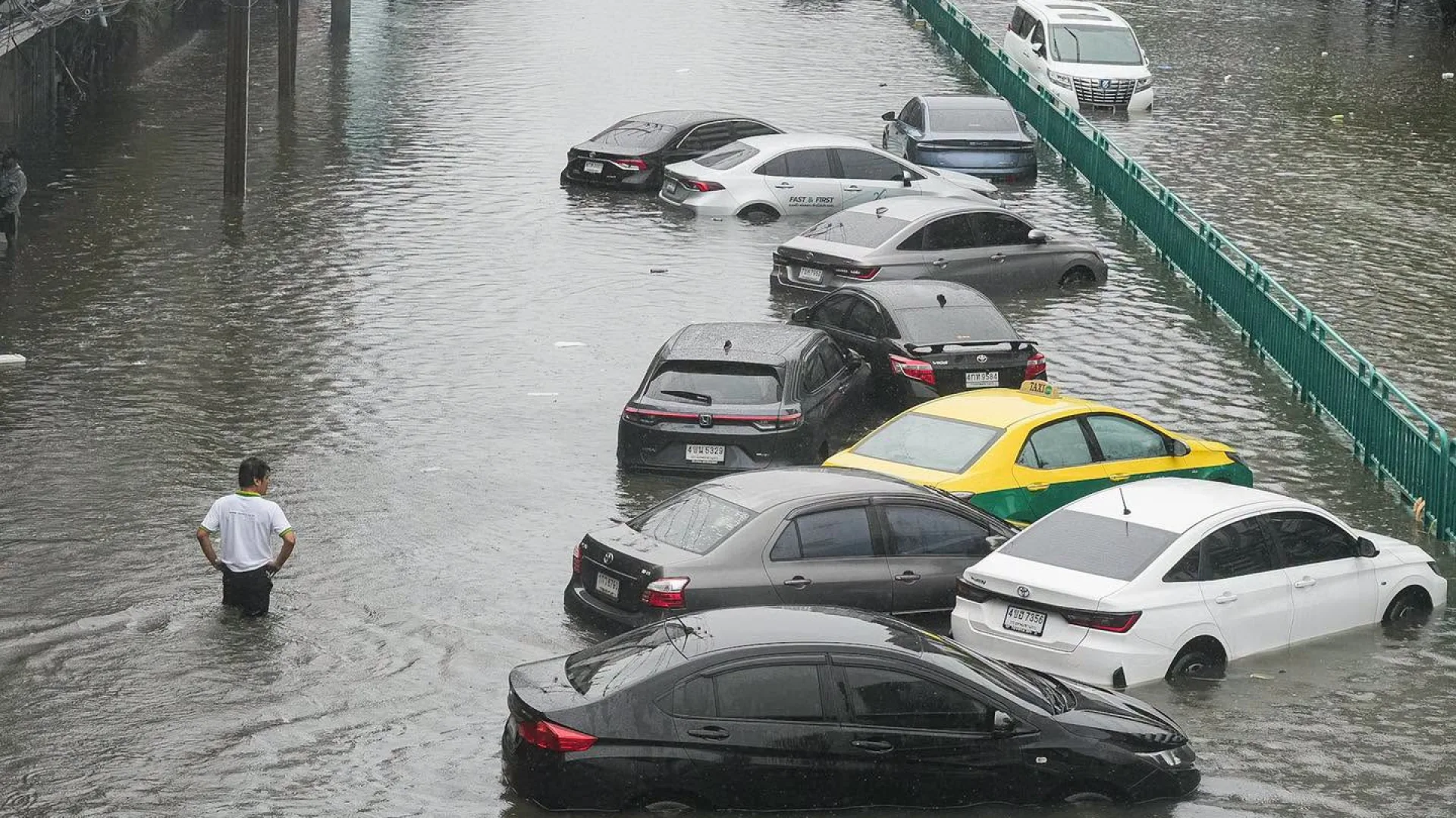 กรุงเทพมหานครเผชิญวิกฤตน้ำท่วมขังหนักหลังฝนถล่มตลอดคืน
