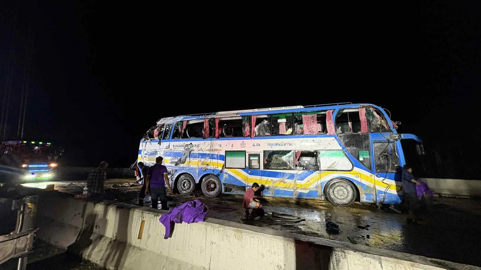 รถทัวร์พลิกคว่ำดอยขุนตาล ลำปาง–เชียงใหม่ จราจรติดขัดหนักกลางดึก