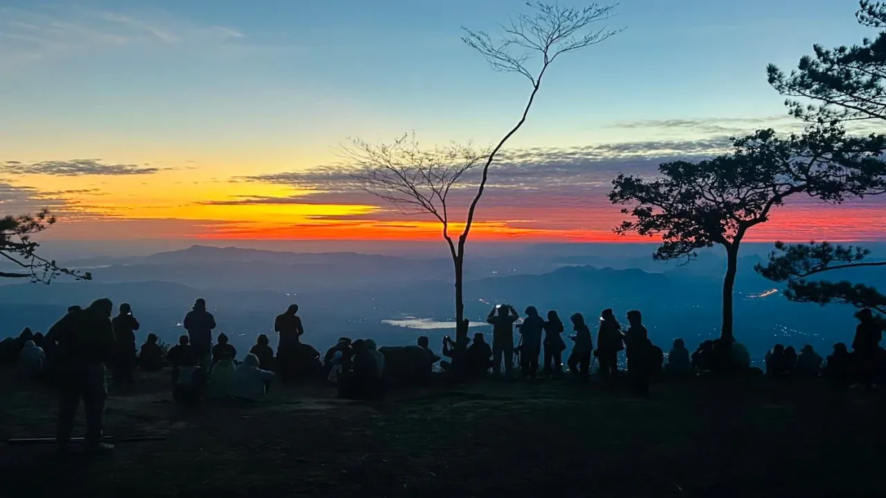 อากาศหนาวเยือนภูกระดึง! เช้านี้อุณหภูมิดิ่งเหลือ 10.5 องศาฯ นักท่องเที่ยวกว่า 1,300 ชีวิตร่วมสัมผัสลมหนาว–ชมทะเลหมอกสุดอลังการ อุทยานฯ ระดมเจ้าหน้าที่ดูแลเต็มกำลัง