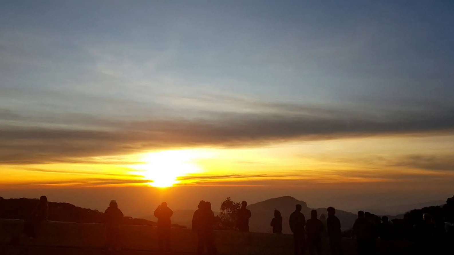 ยอดดอยอินทนนท์และกิ่วแม่ปานเช้านี้หนาวจัด! อุณหภูมิต่ำสุด 3°C เหมยขาบติดต่อกันเป็นวันที่ 3