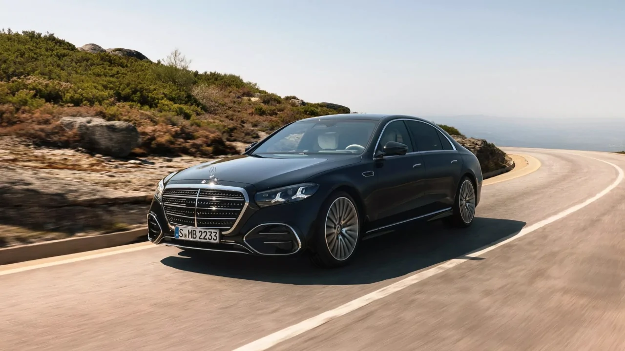 Mercedes-Benz S-Class โฉมใหม่ พลิกภาพลักษณ์สู่ยุคดิจิทัลเต็มรูปแบบ ยังเก็บ V8 ไว้เอาใจสายหรู