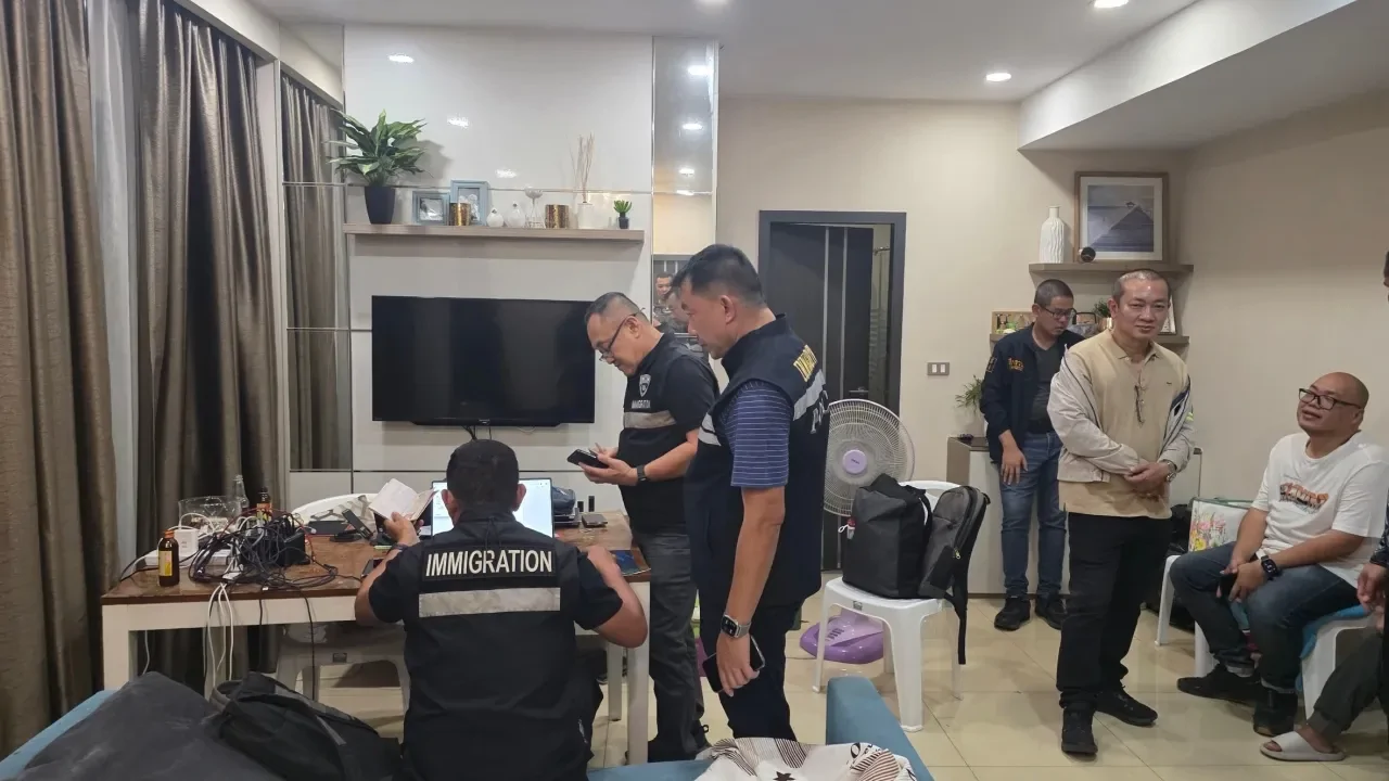 ตำรวจไซเบอร์บุกคอนโดหรูพัทยา ทลายฐานแก๊งคอลเซ็นเตอร์จีน ยึดมือถือกว่า 26 เครื่อง