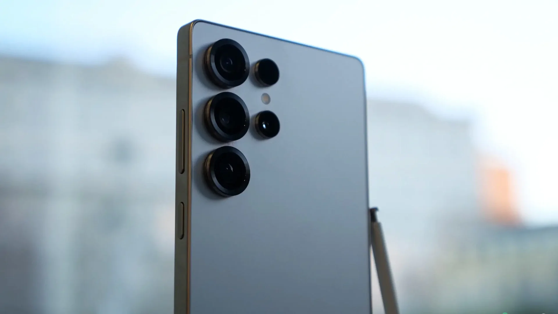 Samsung Galaxy S26 Ultra หลุดสเปกจัดเต็ม! บางลง ชาร์จ 60W จอกันเผือก พร้อม AI สุดล้ำ