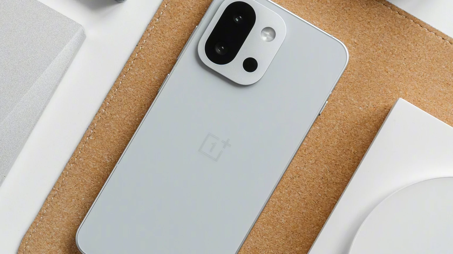 สถานีสนทนาดิจิทัล เผยสเปก OnePlus 15T กล้อง Periscope ซูม 3.5 เท่า จอ 7 นิ้ว บน Weibo