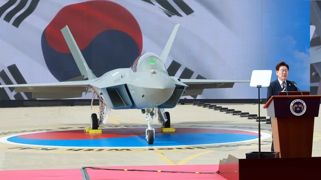 เกาหลีใต้ฉายแววผู้นำกลาโหม ประธานาธิบดียุนเน้นย้ำ 'การป้องกันประเทศพึ่งพาตนเอง' ในพิธีส่งมอบเครื่องบินรบ KF-21 ลำแรก