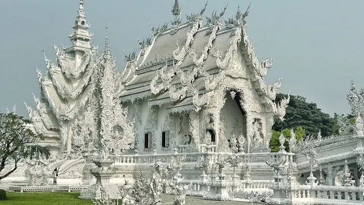 วัดร่องขุ่น เชียงราย อัญมณีแห่งศรัทธาสีขาวบริสุทธิ์ ดุจสวรรค์บนดิน