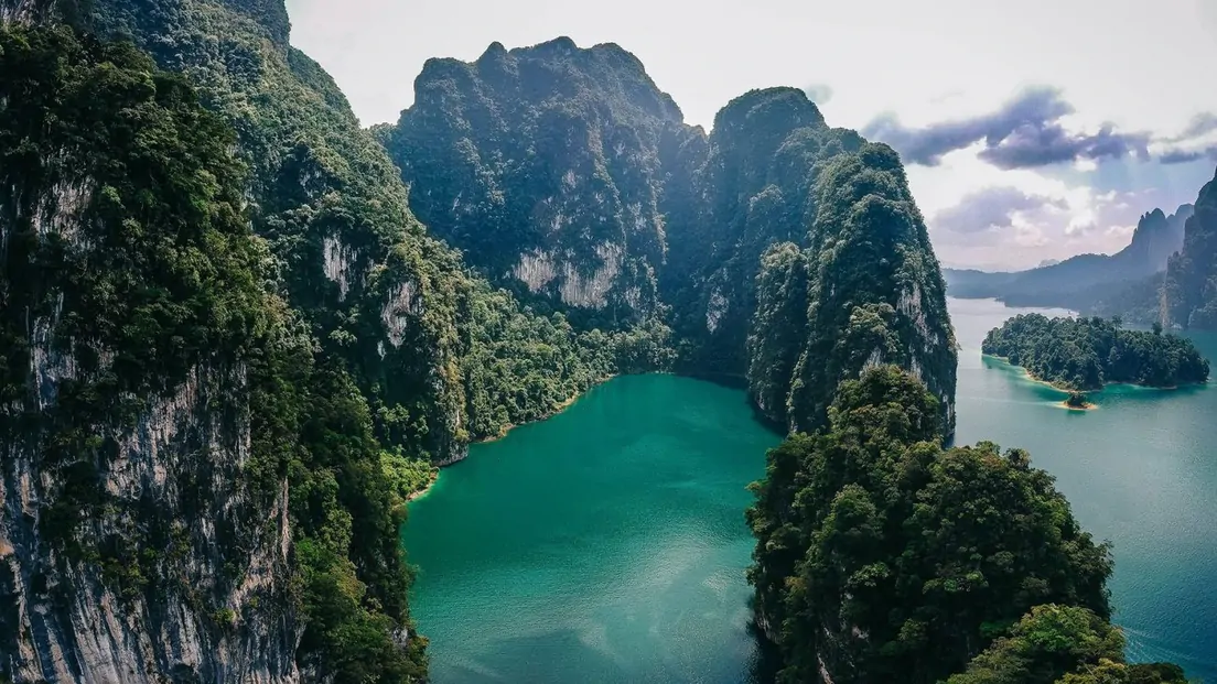 เขาสก สุราษฎร์ธานี อัญมณีแห่งป่าฝนโบราณกลางทะเลสาบสีมรกต