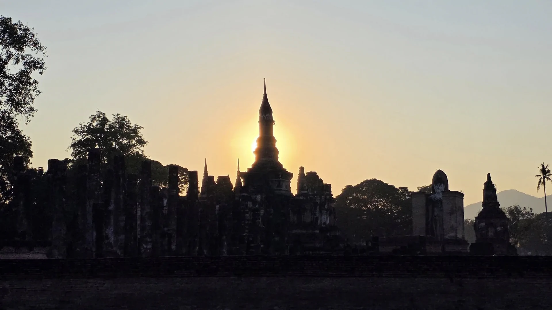 รุ่งอรุณแห่งสยาม เสน่ห์เหนือกาลเวลาที่อุทยานประวัติศาสตร์สุโขทัย