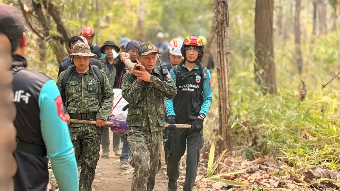 ชุดกู้ภัยระดมกำลังลำเลียงร่างเจ้าหน้าที่ไฟป่าผู้เสียชีวิตจากอุบัติเหตุในพื้นที่ป่าเชียงใหม่