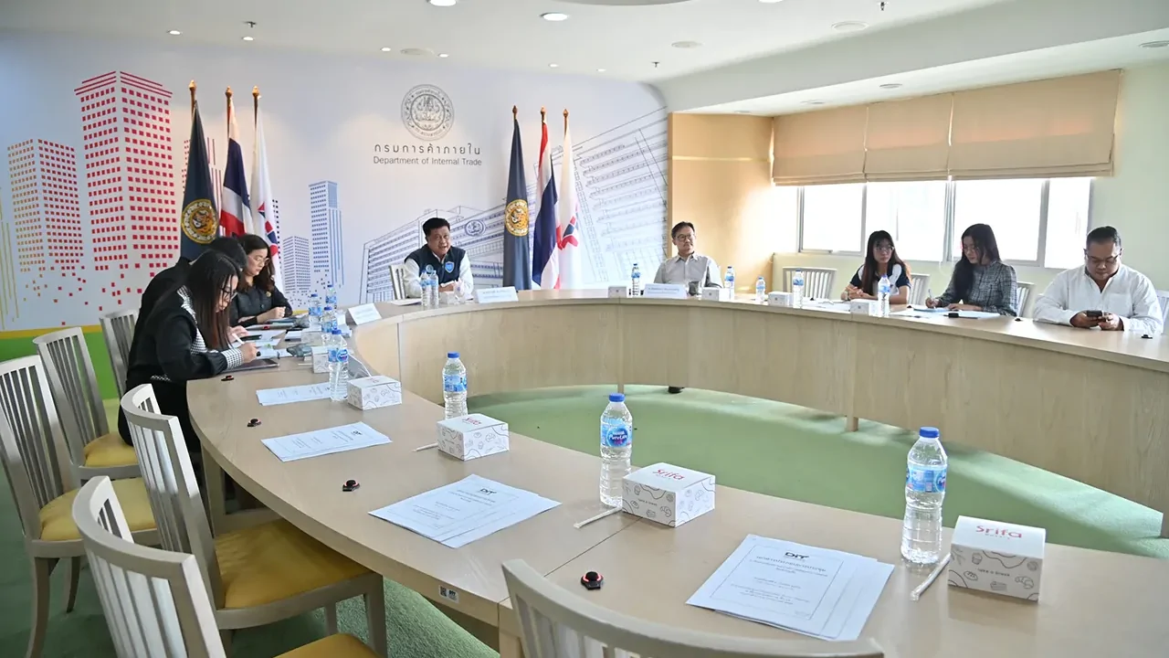 พาณิชย์ผนึกกำลังเกษตรกร ยืนยันเนื้อสัตว์-ไข่ไก่เพียงพอช่วงหน้าร้อน พร้อมตรึงราคาและจัดธงฟ้าช่วยประชาชน