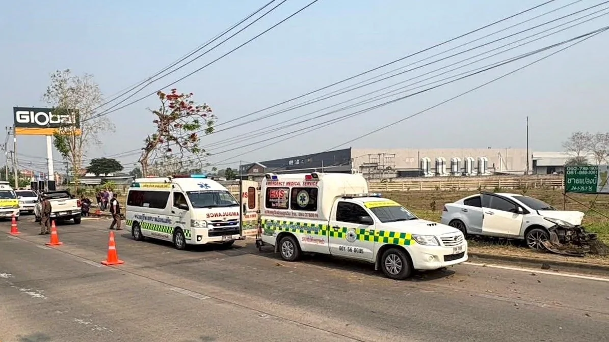 กระบะชนเก๋งพุ่งอัดเสาไฟกลางถนนวงแหวนเชียงใหม่ บาดเจ็บ 3 ราย