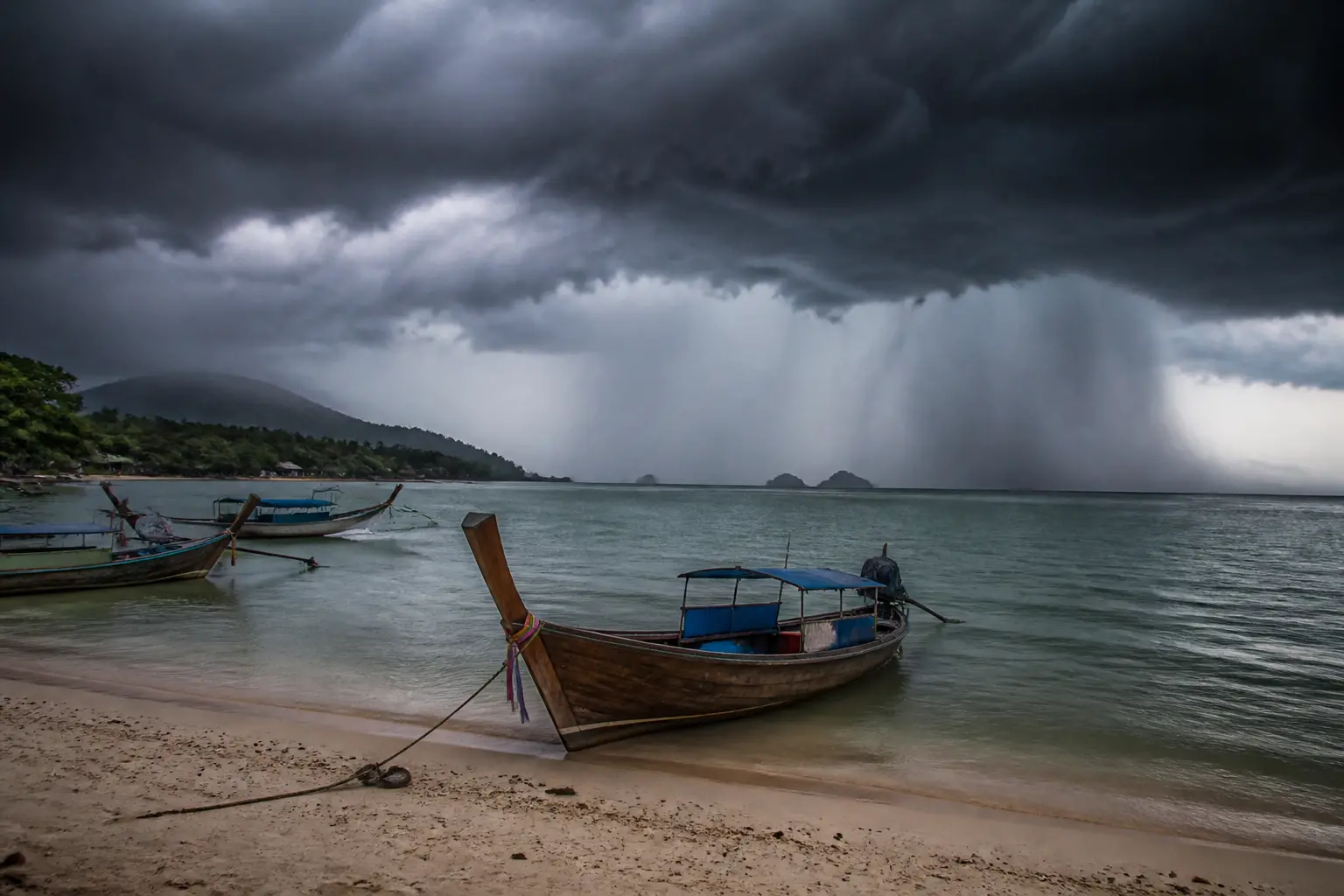 กรมอุตุฯ เตือนภัยทั่วไทยฝนถล่มหนักสั่งงดเรือเล็กออกจากฝั่งอันดามันตอนบน
