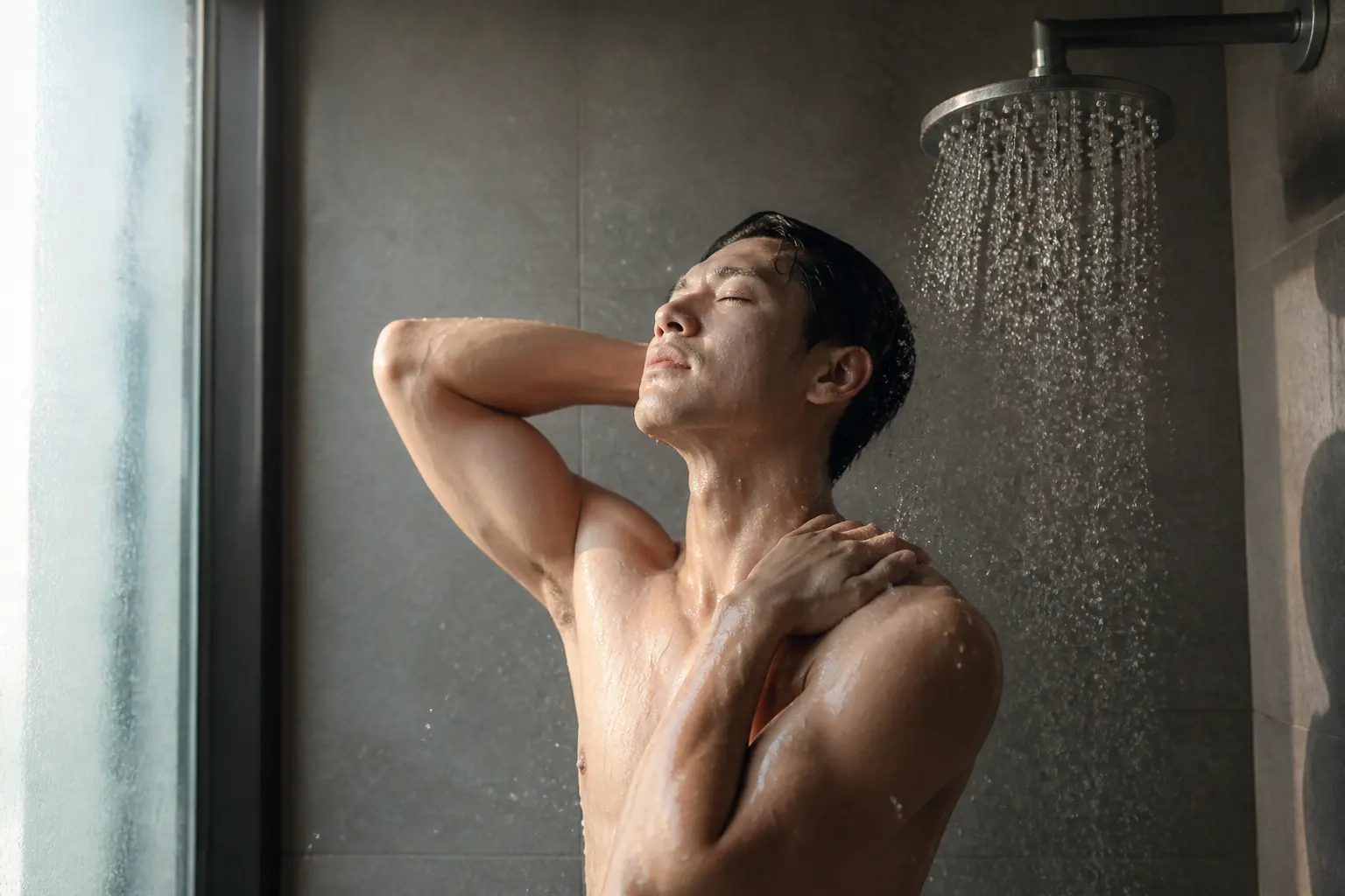 เจาะลึก ‘การทำ Contrast Shower’ ศาสตร์แห่งการอาบน้ำสลับร้อนเย็นเพื่อปลุกพลังชีวิตและฟื้นฟูร่างกาย