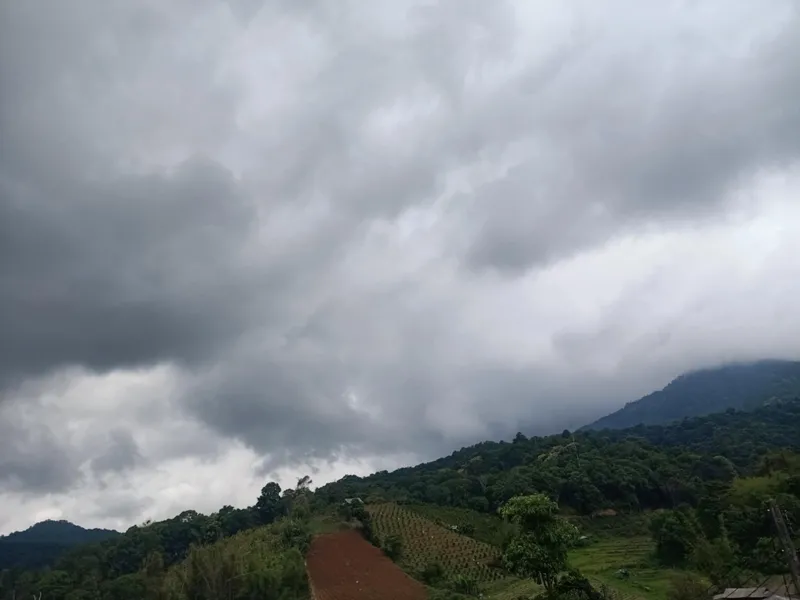 เตือนภัย! ภาคเหนือ–อีสานเผชิญพายุฤดูร้อน ฝนฟ้าคะนอง-ลมแรง-ลูกเห็บตกบางพื้นที่