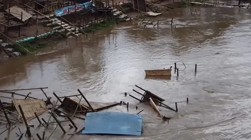 ฝนตกหนักในเชียงใหม่ ทำลำน้ำแม่สาและแม่ริมล้น ทำน้ำป่าซัดแพเปียกหาดทรายท่องเที่ยวเสียหาย