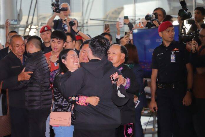 5 ตัวประกันจากกาซากลับถึงไทยแล้ว ครอบครัวปลาบปลื้ม ขอบคุณทุกฝ่ายที่ช่วยเหลือ