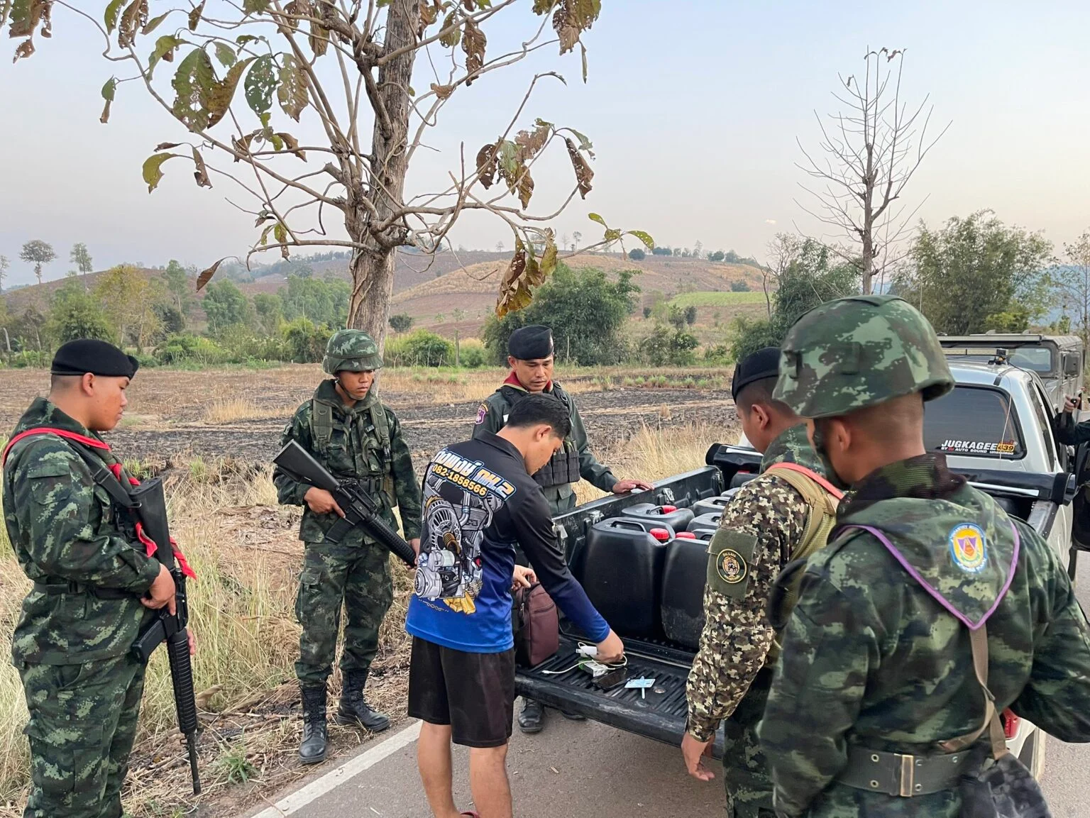 เจ้าหน้าที่สกัดจับหนุ่มไทยขับกระบะบรรทุกน้ำมัน 420 ลิตร เตรียมส่งขายเมียนมา เป็นรายที่ 3 หลังราคาน้ำมันพุ่งสูง