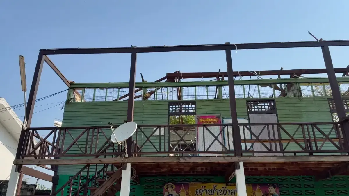 พายุฤดูร้อนถล่มโรงเรียนขอนแก่น หลังคาหลุดพังเสียหาย ปิดเรียน 1 วัน ช่วยเหลือผู้ประสบภัย