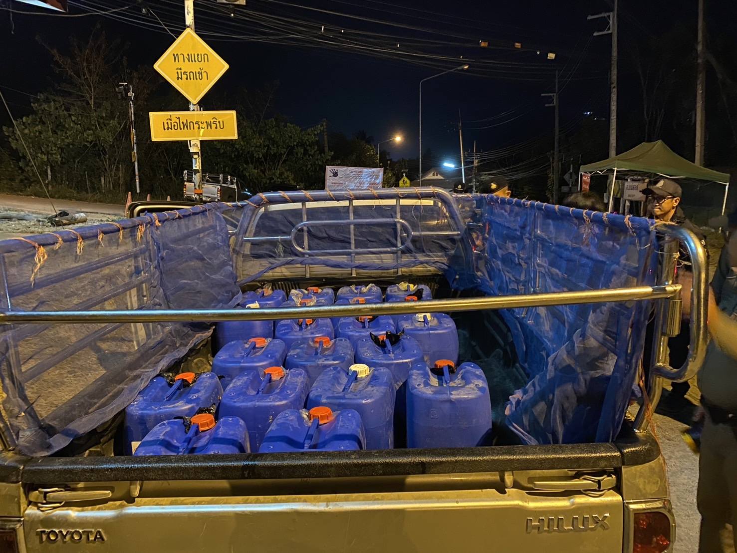 จับกุมขบวนการลักลอบขนน้ำมันข้ามแดนส่งไปขายพม่า ยึดของกลาง 600 ลิตร จ.ตาก