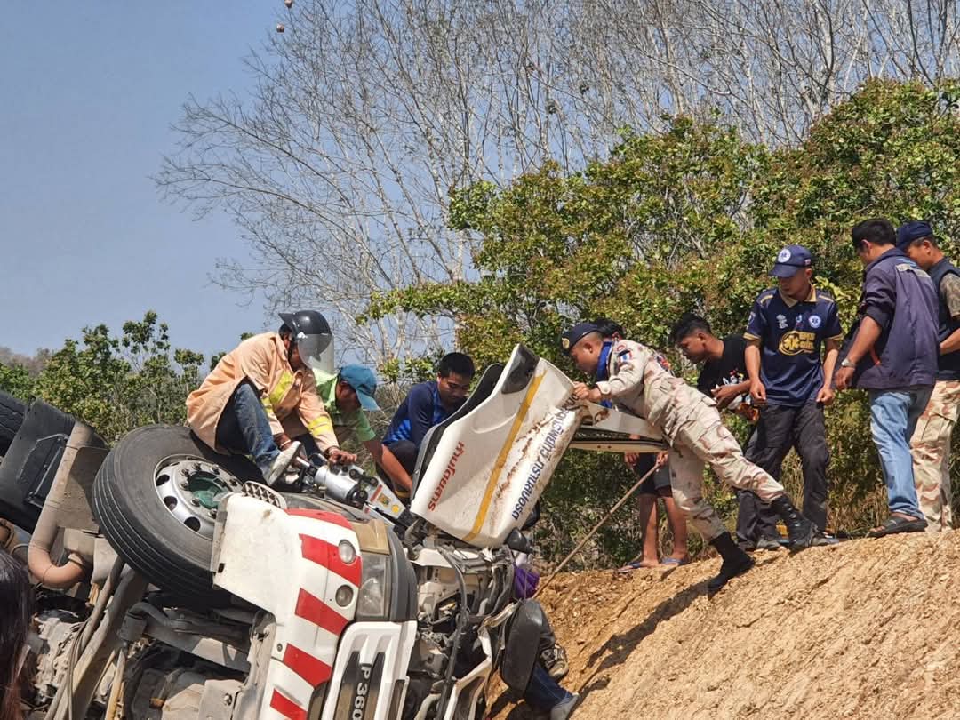 รถบรรทุกน้ำมัน 42,000 ลิตร พลิกคว่ำที่น่าน น้ำมันรั่วไหล คนขับบาดเจ็บสาหัส