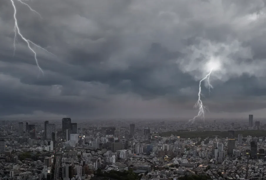 พายุฤดูร้อนยังคงส่งผลกระทบ หลายพื้นที่มีฝนฟ้าคะนองและลมกระโชกแรง