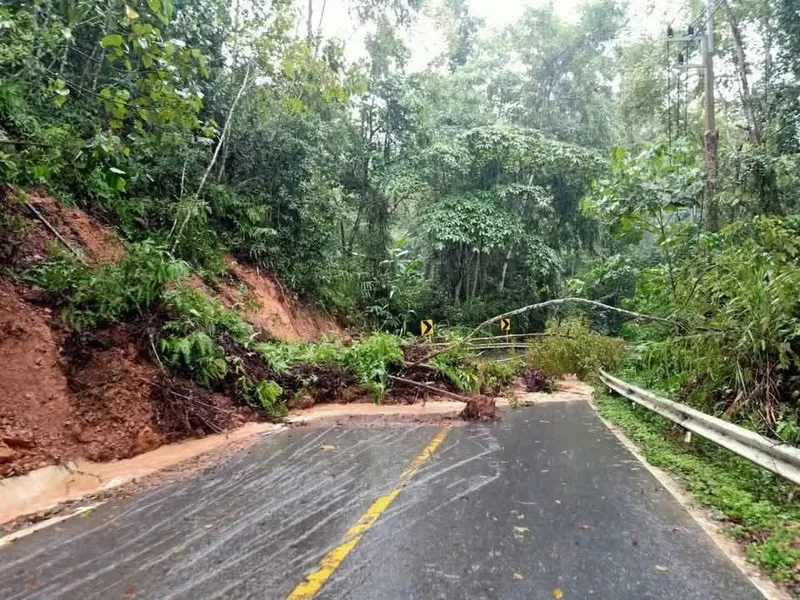 ฝนตกหนักต่อเนื่อง ดินสไลด์ปิดทางหลวงสายปัว – ดอยภูคา การจราจรถูกตัดขาดชั่วคราว