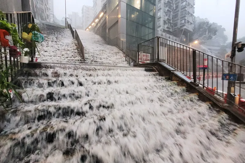 ฮ่องกงเผชิญฝนถล่มลมกระโชกแรงจากพายุโซนร้อน Podul ออกคำเตือน “ฝนดำ” ครั้งที่ 5 ของปี ทำลายสถิติเดิม
