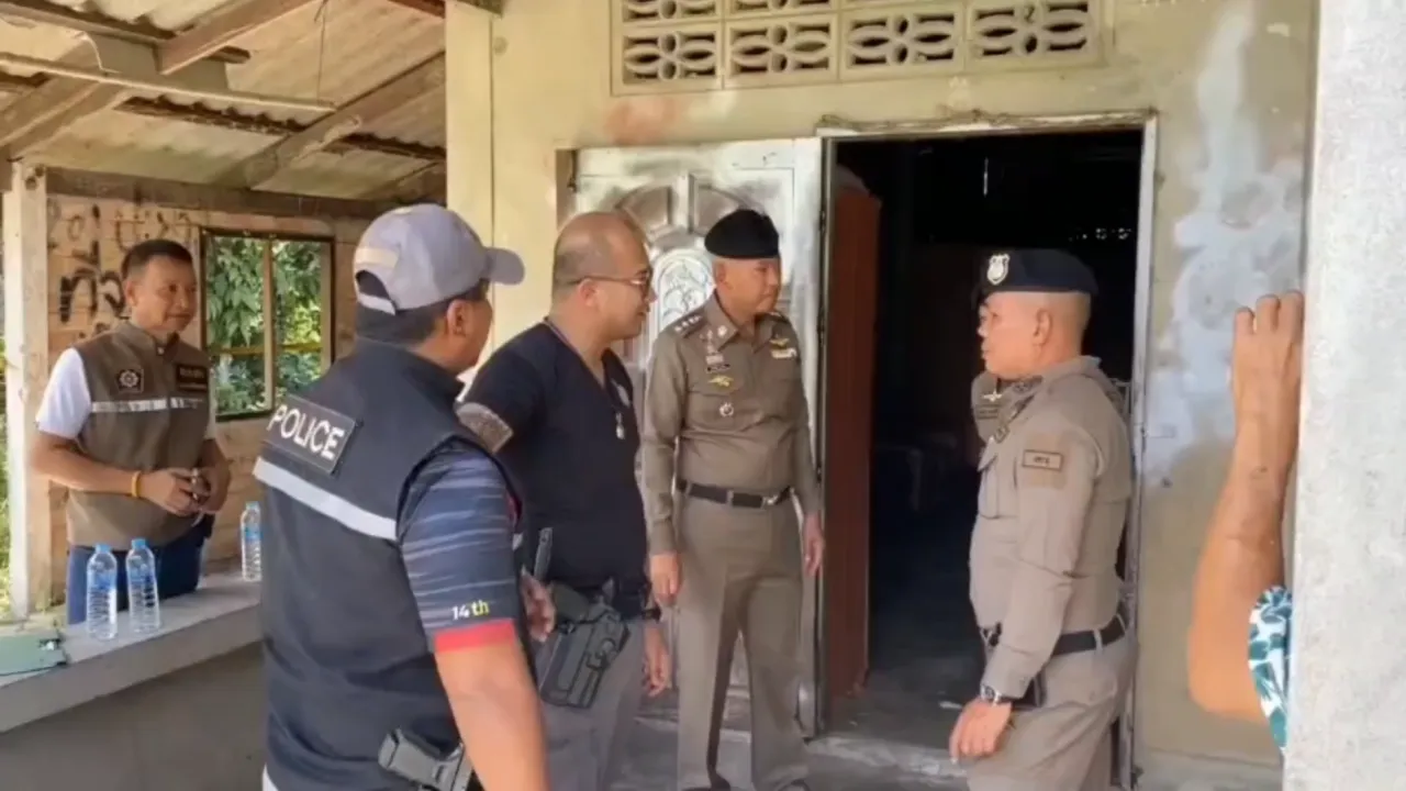 ชายวัย 57 ปี คลุ้มคลั่งใช้มีดพร้าทำร้ายผู้ใหญ่บ้านและตำรวจ ก่อนถูกวิสามัญฆาตกรรมในนครศรีธรรมราช