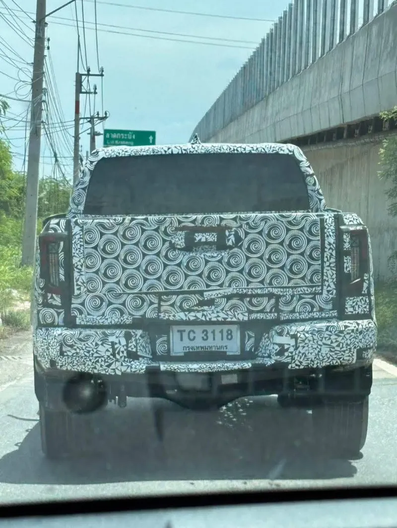 พบรถต้นแบบ! คาดว่าเป็น Toyota Hilux Revo หรือ Toyota Tundra/TraVo รุ่นใหม่ ปี 2026 วิ่งทดสอบในไทย