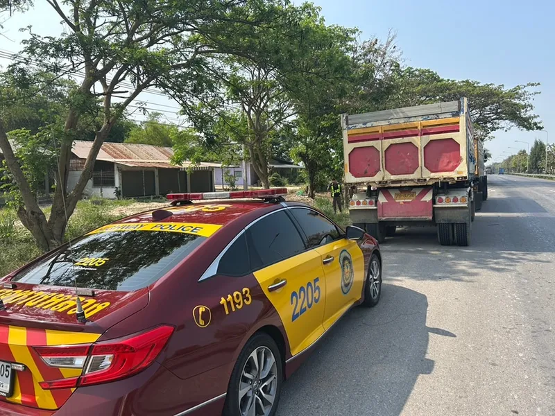 ตร.ทางหลวงเพชรบุรีรวบรถบรรทุกพ่วงบรรทุกทรายหนักเกินกฎหมาย 24 ตัน  สั่งลากชั่งน้ำหนัก ก่อนดำเนินคดีทันที