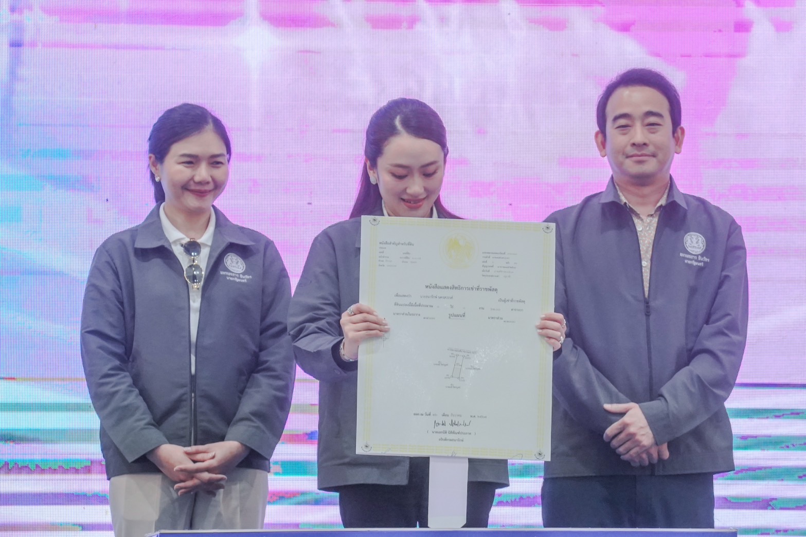 นายกรัฐมนตรีมอบสัญญาเช่าที่ราชพัสดุให้ประชาชน 1,081 คน ในโครงการ สัญญาเช่าที่ดิน พลิกชีวิตประชาชน