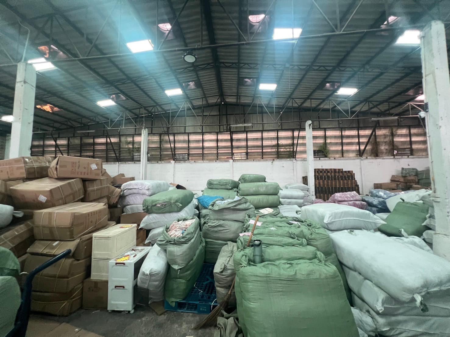 DSI บุกโกดังบางแค ยึดสินค้าละเมิดลิขสิทธิ์นับแสนชิ้น เตรียมขยายผลหาผู้นำเข้า
