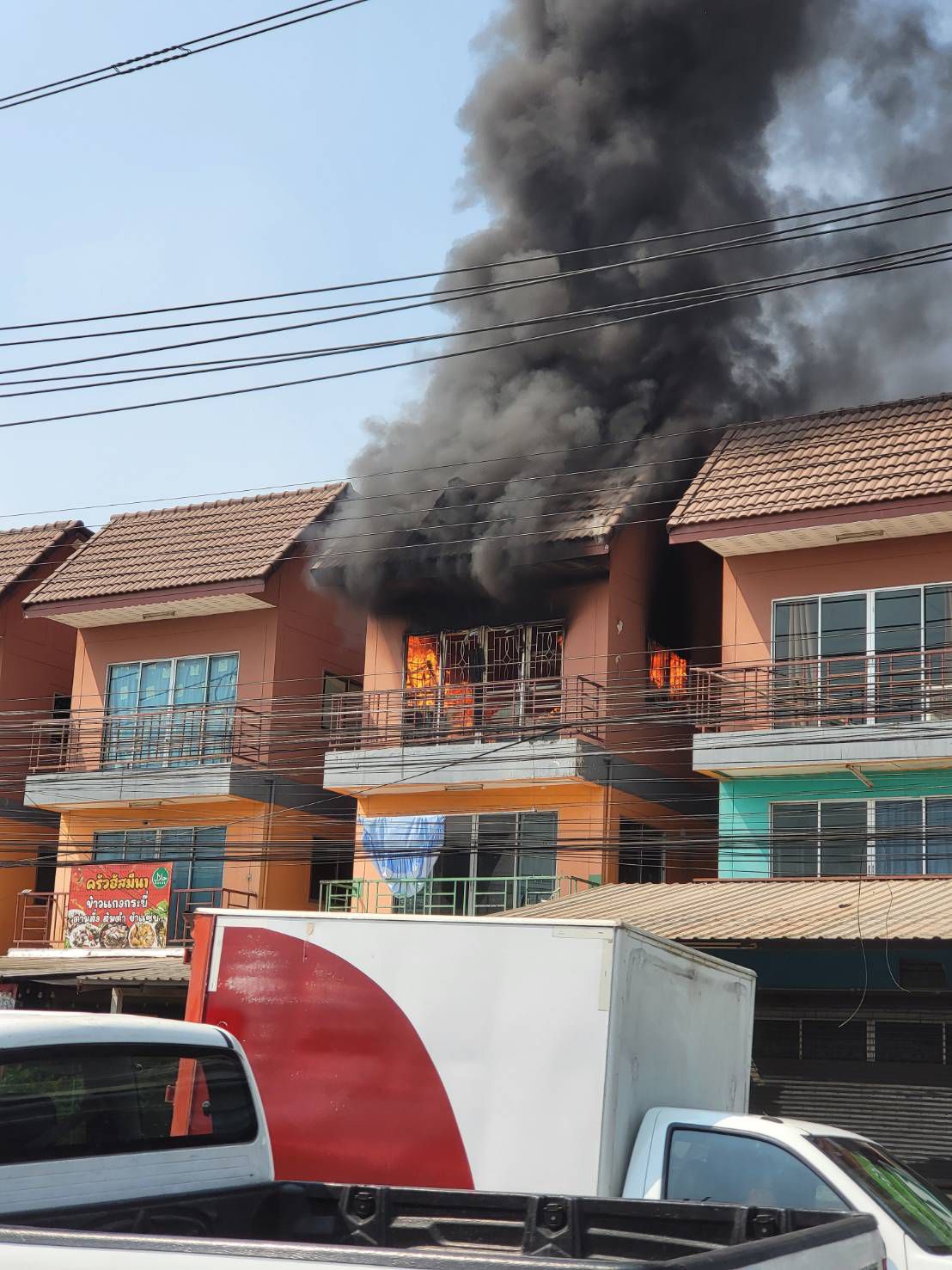 เพลิงไหม้บ้านเรือนประชาชน ซอยมิตรไมตรี 28 เขตหนองจอก เจ้าหน้าที่เร่งดับไฟ