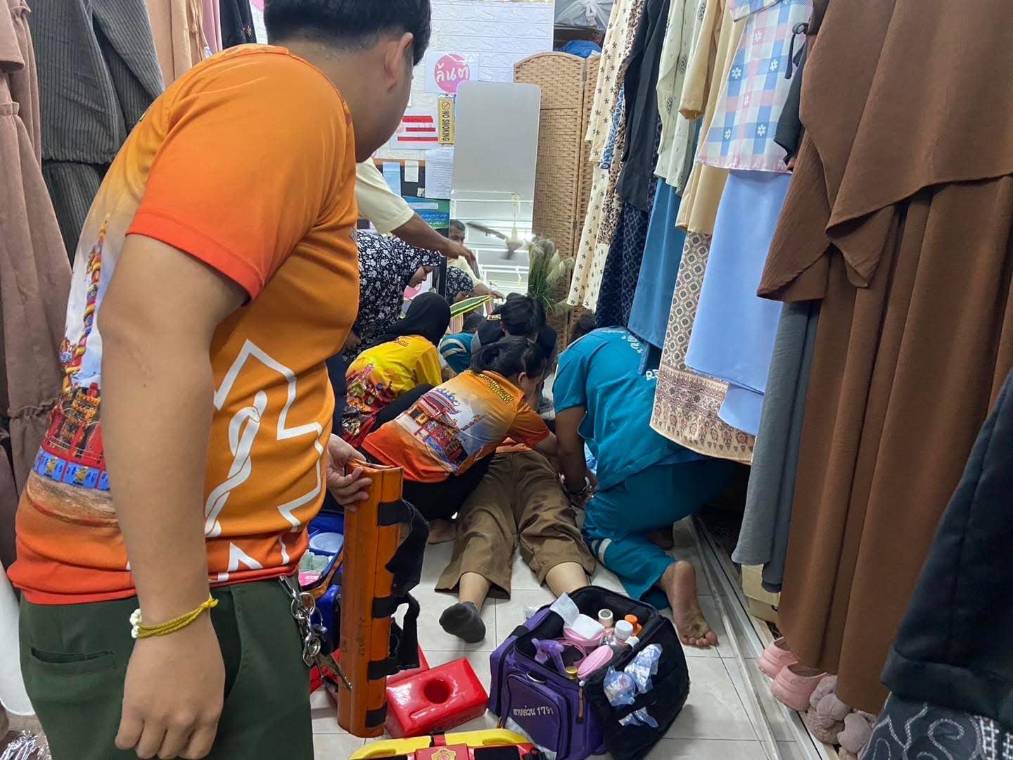 เหตุทำร้ายร่างกายหญิงวัย 25-30 ปี กลางตลาดเก่า ยะลา หน่วยกู้ภัยเร่งช่วยเหลือ