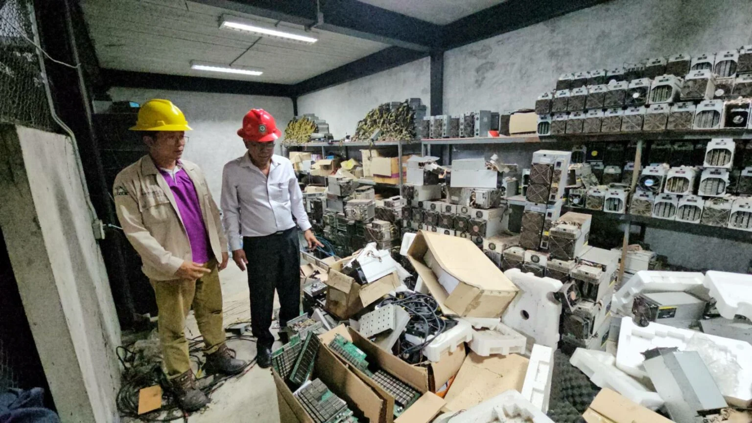 ตำรวจและการไฟฟ้าจับกุมโกดังขุดบิตคอยน์ ใช้ไฟฟ้าผิดกฎหมาย สูญเสียกว่า 40 ล้านบาทต่อปี
