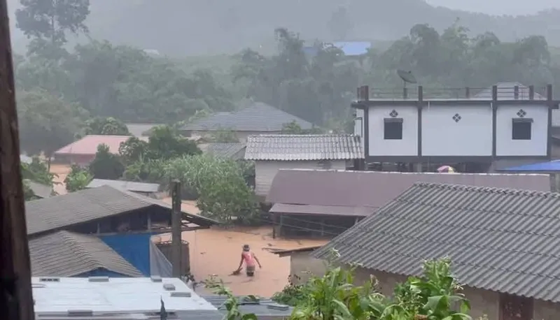 เชียงรายวิกฤต! ฝนตกหนักตลอดคืน ส่งผลน้ำป่าไหลหลาก-น้ำท่วมฉับพลัน พื้นที่พญาเม็งรายและเวียงชัยเสียหายหนัก